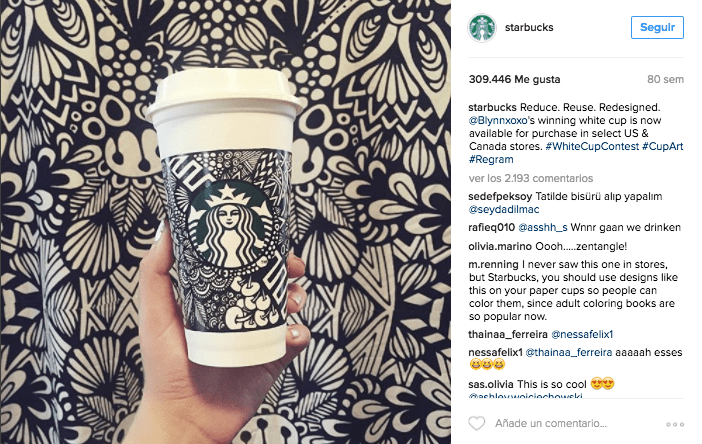 Screenshot de una publicación de intagram de la cuenta de Starbucks. La foto muestra un envase de starbucks con diseño en blanco y negro.