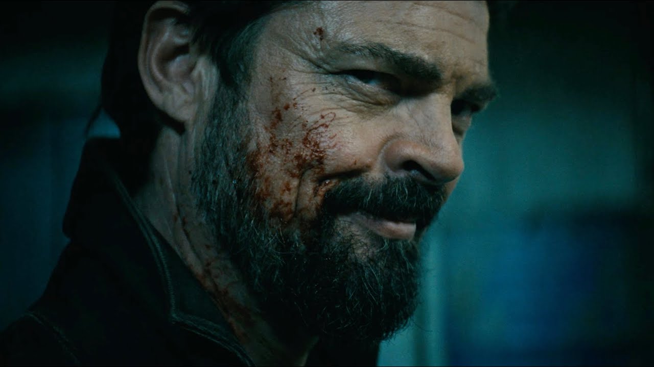 Billy Butcher mirando la cámara con una sonrisa y unas manchas de sangre, en una imagen del tráiler de The Boys temporada 4